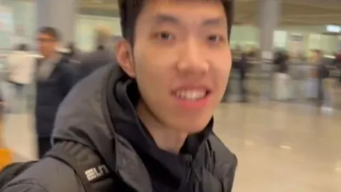 詹姆斯半场火力全开，11中7狂得31分9板2助，三分投射精准8中4！